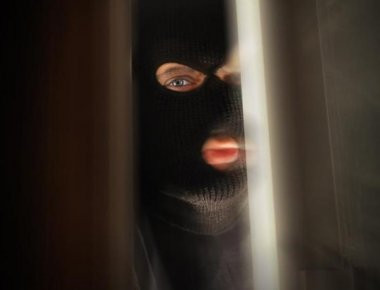 Βίντεο: Μητέρα έρχεται αντιμέτωπη με τρεις ληστές στο ίδιο της στο σπίτι!